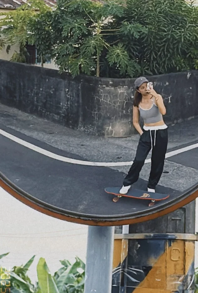 道路反射鏡中的 Grace 與滑板